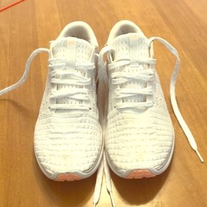 Women’s Under Armor size 6.5 white running sneaker